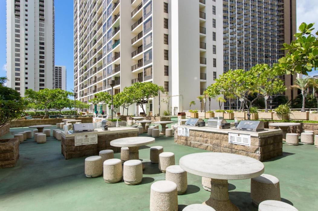 Waikiki Banyan Modern One Bedroom Free Parking Honolulu Exterior photo